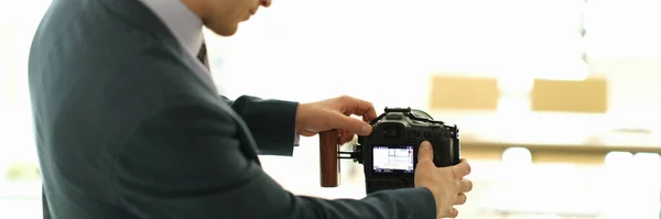 Treinador Negócios Terno Ajustando Câmera Para Fechar Público Conceito Blog — Fotografia de Stock