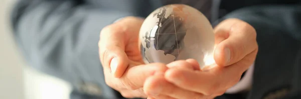身穿夹克的商人拿着玻璃球与世界地图特写 全球经济危机和制裁概念 — 图库照片