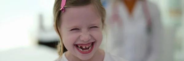 クリニックの予約で笑っている女の子 小児科のコンセプトのための高品質の専門医療 — ストック写真