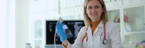 Női Orvos Ultrahangos Szondát Tart Klinikán Korai Terhességi Diagnózis Ultrahang — Stock Fotó