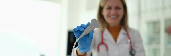 超声诊断学博士在临床特写中手握探头 内脏器官疾病的仪器诊断 — 图库照片