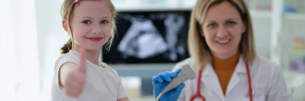 診療所で超音波診断を受けた医者の予約で親指を出す少女 子供の概念における高品質の医療機器の検査 — ストック写真