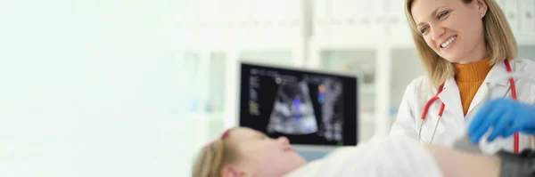 Orvos Gyermekorvos Végez Hasi Ultrahang Vizsgálata Belső Szervek Gyermek Klinikán — Stock Fotó