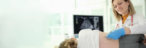 Lekarz Pediatra Przeprowadzający Badanie Ultrasonograficzne Nerek Dziecka Klinice Instrumentalna Diagnoza — Zdjęcie stockowe