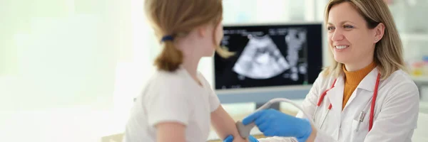 Arzt Traumatologe Macht Ultraschalluntersuchung Der Ellbogen Des Kleinen Mädchens Der — Stockfoto