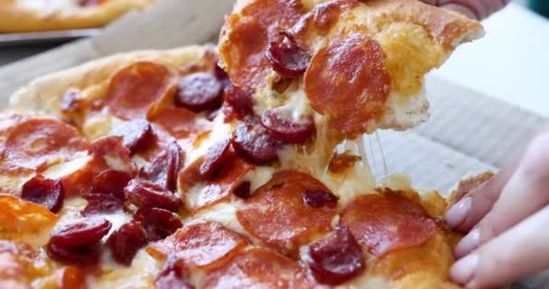 Tangan Wanita Meneteskan Sepotong Pizza Panas Konsep Pengiriman Makanan Rumah — Stok Video