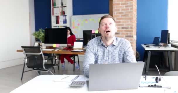 病気の男紙ナプキン4K映画にくしゃみをする 感染性呼吸器疾患の概念 — ストック動画