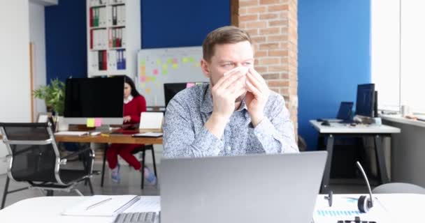 Pria Dingin Menyeka Hidung Dengan Serbet Kertas Kantor Film Konsep — Stok Video