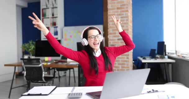 Woman Headphones Dancing Singing Front Laptop Movie Prestigious Job Concept — Stock Video
