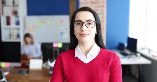 Sikeres Fiatal Üzletasszony Szemüveggel Mosolygott Irodában Film Híres Munkahely Fogalma — Stock videók