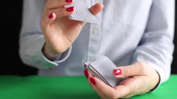 Mujer Mezclando Cartas Con Las Manos Video Del Casino Concepto — Vídeos de Stock