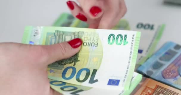 赤いマニキュアを持つ女性の手はユーロ紙幣4K映画を数えます ビジネスコンセプトへの投資 — ストック動画