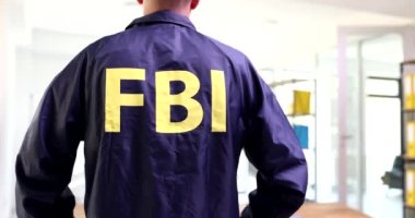 FBI üniformalı 4K filminde Federal Soruşturma Servisi Memuru. Polis konseptinde prestijli bir iş