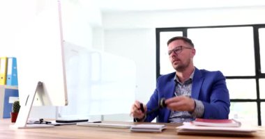 Yorgun işadamı kulaklıklarını bilgisayar başında çıkarıp film izlerken uyuyakalıyor. İş kavramında yorgunluk