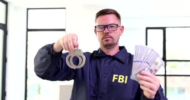 Αξιωματικός Του Fbi Χειροπέδες Και Χαρτονομίσματα Των Χιλιάδων Διερεύνηση Και — Αρχείο Βίντεο