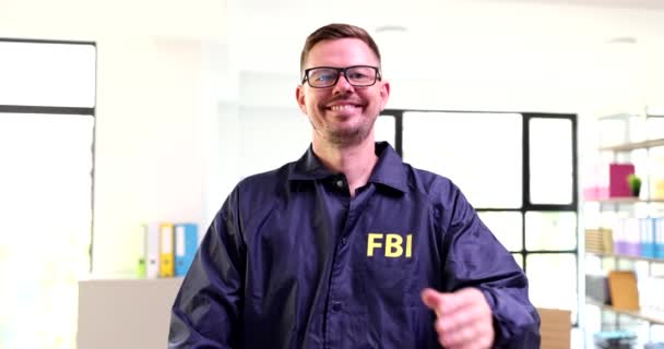 Man Met Bril Fbi Officier Kruist Zijn Wapenportret Film Werkzaamheden — Stockvideo