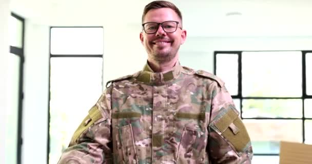 彼の腕の肖像画4K映画を横断メガネを持つ軍の将校 軍事作戦の概念 — ストック動画