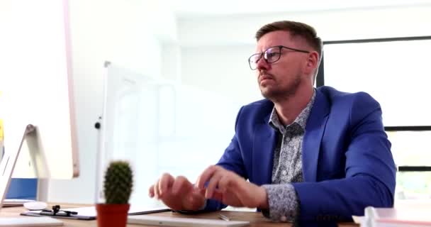 Empresário Tirando Óculos Frente Tela Computador Agarrando Sua Cabeça Filme — Vídeo de Stock