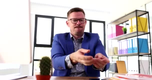 Affärsman Manager Strula Runt Och Kasta Upp Kulspetspenna Jobbet Framför — Stockvideo