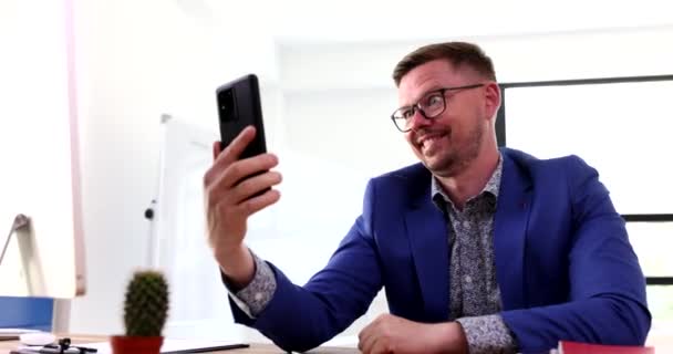 Gözlüklü Takım Elbiseli Bir Adam Cep Telefonundan Kız Arkadaşı Filmiyle — Stok video