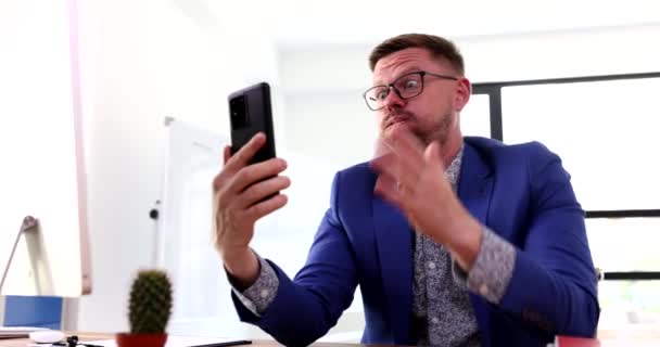 Wütende Geschäftsmann Manager Fluchen Auf Handy Bildschirm Über Videoanruf Film — Stockvideo