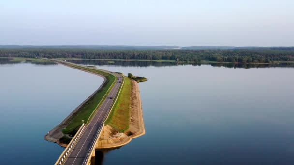 Gölün Ortasında Köprü Olan Uzun Bir Yol Lojistik Altyapı Kavramı — Stok video