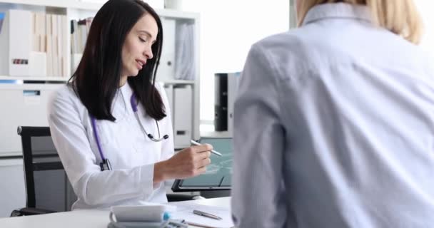 Nainen Gynekologi Näyttää Ultraääni Skannaus Lapsen Tabletin Potilaalle Ultraääni Sikiön — kuvapankkivideo