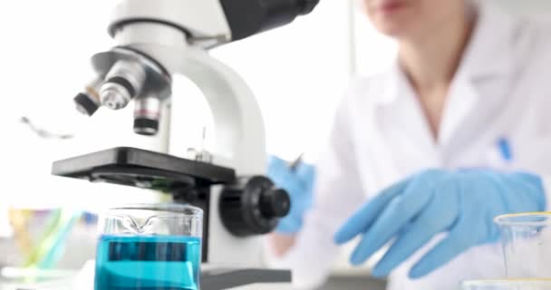 Žena Chemik Psaní Výsledky Vyšetření Prohlížení Mikroskopu Filmu Farmakologický Průmyslový — Stock video
