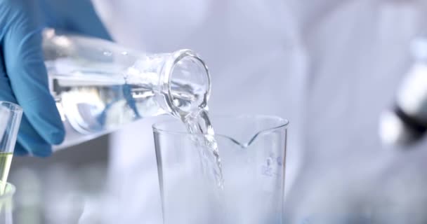 Wetenschapper Chemicus Gieten Water Uit Fles Glas Film Analyse Van — Stockvideo