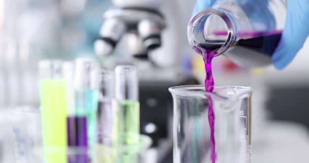化学家将粉红液体倒入实验室4K膜的烧瓶中 制药企业概念 — 图库视频影像