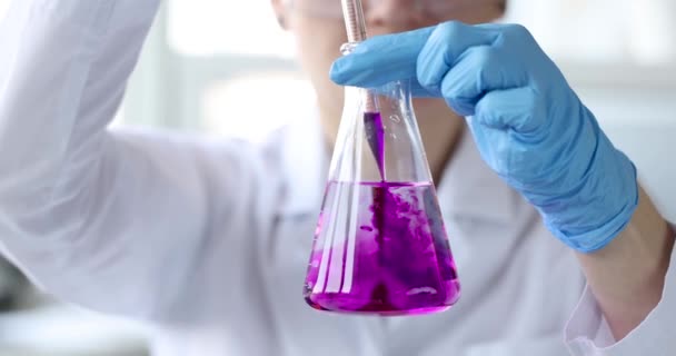 Wissenschaftler Tropft Rosa Flüssigkeit Chemiekolben Film Chemisches Ausbildungskonzept — Stockvideo