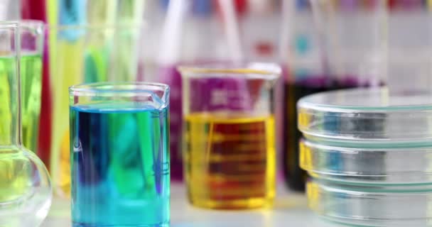 Kaca Kimia Dengan Cairan Warna Warni Berdiri Atas Meja Laboratorium — Stok Video