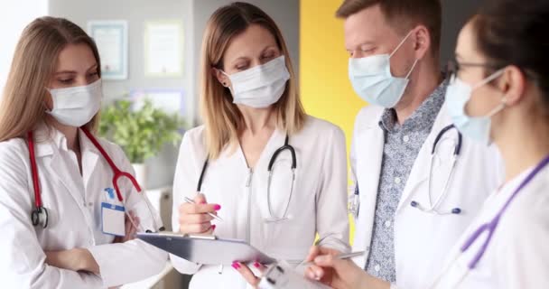 의사들은 진료소 영화에서 환자에게 치명적 위험성 논하고 — 비디오