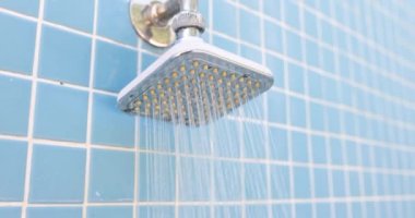 Plaj 4K filminde duştan akan sıcak su. Neden deniz konseptinden sonra tuzu yıkayalım ki?