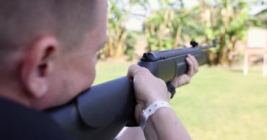Adam hedefe ateş ediyor ve geri tepme 4K filmi çekiyor. Eğlence çekim konsepti