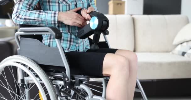 Mulher Uma Cadeira Rodas Massageando Perna Com Percussão Filme Massageador — Vídeo de Stock
