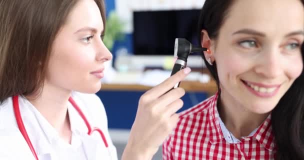 Medico Otorinolaringoiatra Esaminando Orecchio Paziente Donna Con Otoscopio Film Diagnosi — Video Stock