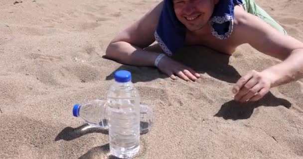 Άνθρωπος Σέρνεται Στην Άμμο Της Ερήμου Και Φτάσει Για Πλαστικό — Αρχείο Βίντεο