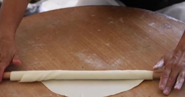 Női Séf Guruló Tészta Sütés Tortillák Film Hagyományos Ázsiai Konyha — Stock videók