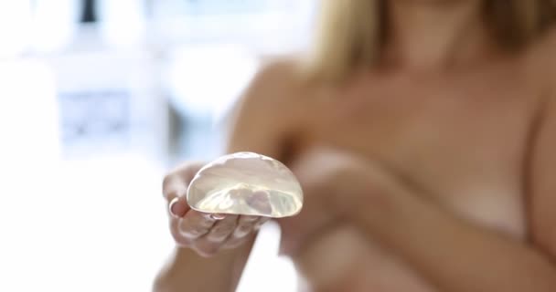 Mulher Jovem Segurando Implante Mamário Silicone Suas Mãos Filme Aumento — Vídeo de Stock