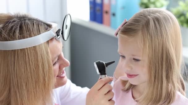 Ent Doctor Examining Little Girl Ear Using Otoscope Movie Slow — Stok video