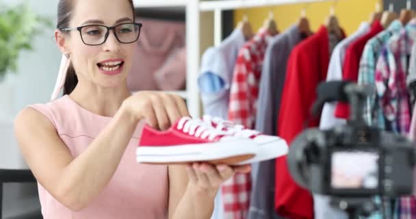 Kvinde Blogger Viser Røde Sneakers Fra Sports Kollektion Til Kamera – Stock-video