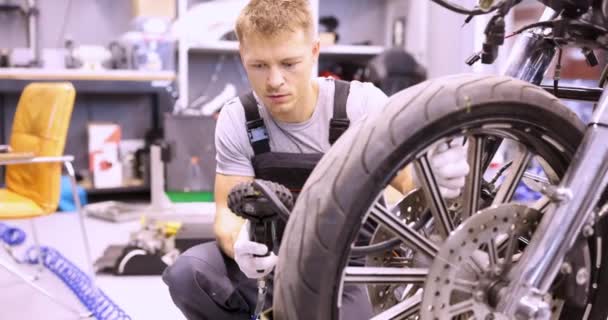 Mäster Man Kontrollerar Däcktrycket Motorcykel Film Koncept För Däckservice — Stockvideo
