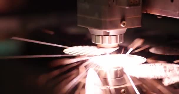 Otomatik Lazer Kesiminden Lık Filmlerden Kıvılcımlar Lazer Metal Kesme Kavramı — Stok video
