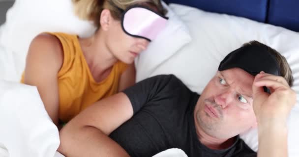 Joven Hombre Asustado Quita Máscara Del Sueño Mujer Dormida Desconocida — Vídeos de Stock