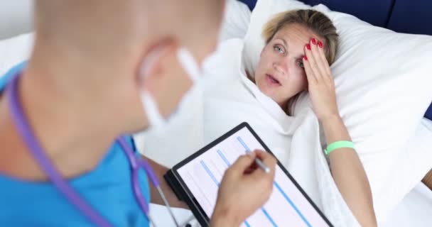 Médico Realiza Exame Médico Mulher Doente Cama Filme Serviços Médicos — Vídeo de Stock