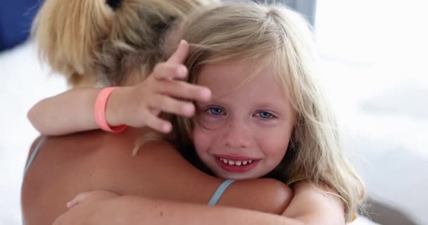 妈妈抱着哭哭啼啼的小女孩4K电影 婴儿眼泪和父母拥抱的概念 — 图库视频影像