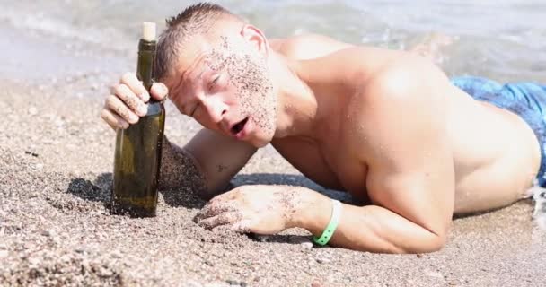 Junger Betrunkener Mann Strand Liegt Mit Flasche Wein Film Alkohol — Stockvideo