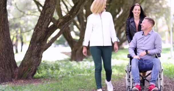 휠체어를 남자를 영화를 있습니다 장애인 개념에 친구의 심리적 — 비디오