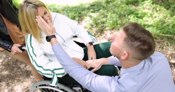 Adam Tekerlekli Sandalyedeki Genç Kadını Filminde Teselli Ediyor Özürlü Insanlar — Stok video